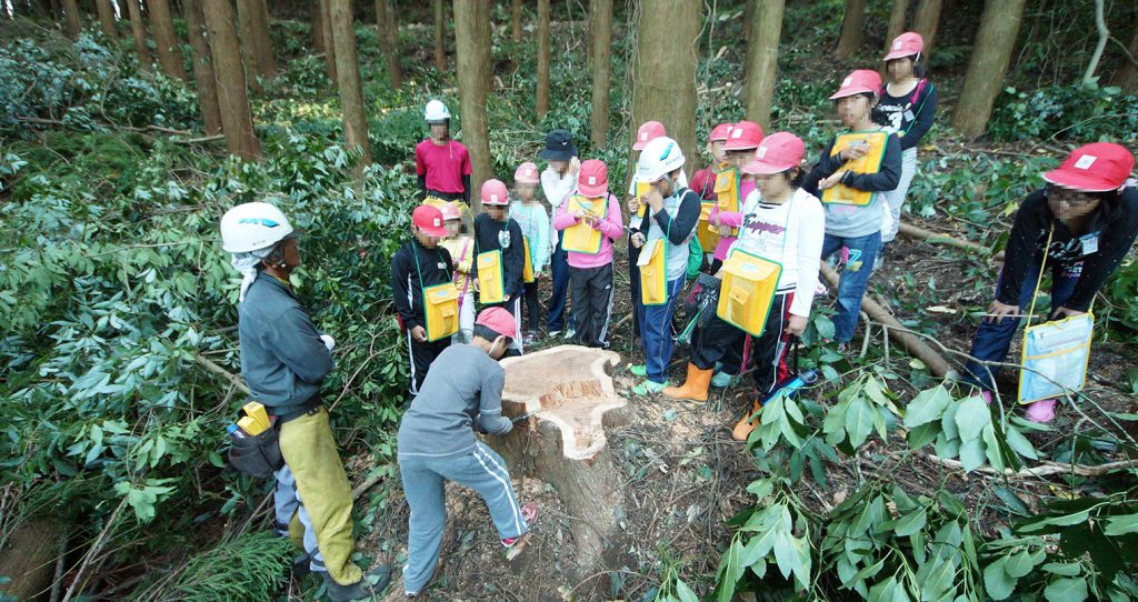 飫肥杉の伝統や特徴などを子供達に説明している様子